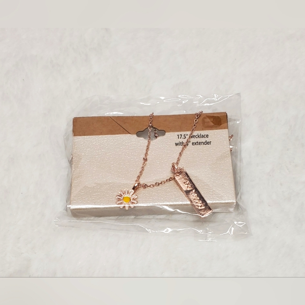 Nwt Buckle Rose Gold Necklace with Daisy Pendant